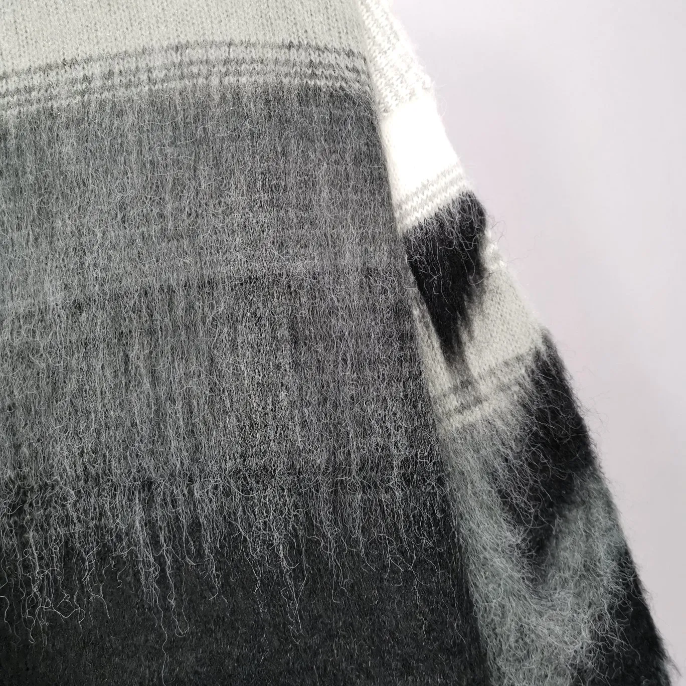 Additional details - the new top-notch proven version OFFWHITE (OW) gradient mohair striped arrow sweater hoodie gradient rendering arrow couple sweater Mohair sweater OW will be released every year 🛒 The same style and ever-changing colors, really no girl does not love it, it is super suitable for wearing under a down jacket in winter, and will not be bloated! If the lower body is missing, their favorite os version🙋🏻‍♀️ intuitively adds natural softness and fairy beauty effect, which is the best choice! The upper body is lightweight and does not weigh down the body while keeping warm. The sleeves and the gradient arrow parts on the back are repeatedly patterned until the gradient level is satisfied before large-scale products are released. The craftsmanship is extremely demanding. Each sweater is woolen at least ten times to give it a plush, thick feel and good fluffiness! ✅ Fabric composition: 50% mohair 32 spandex 18% wool, three-level anti-pilling Color: black and white gradient Sizes Mohair is lighter and softer, so be careful not to machine wash it, not machine washable! ! emphasize! !  ⚠️Hand wash with warm water and cold water P:440
